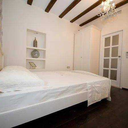Old Town Ivory Apartment *